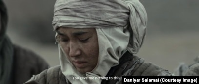 Ең танымал порно актрисалар және олардың есімдері Бүйірінде жатқан жалаңаш қыз фото