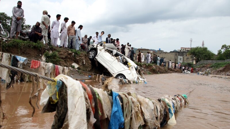 پاکستان: د پشه­کال بارانونو او ځمکې ښویېدنې ۱۷ کسان وژلي