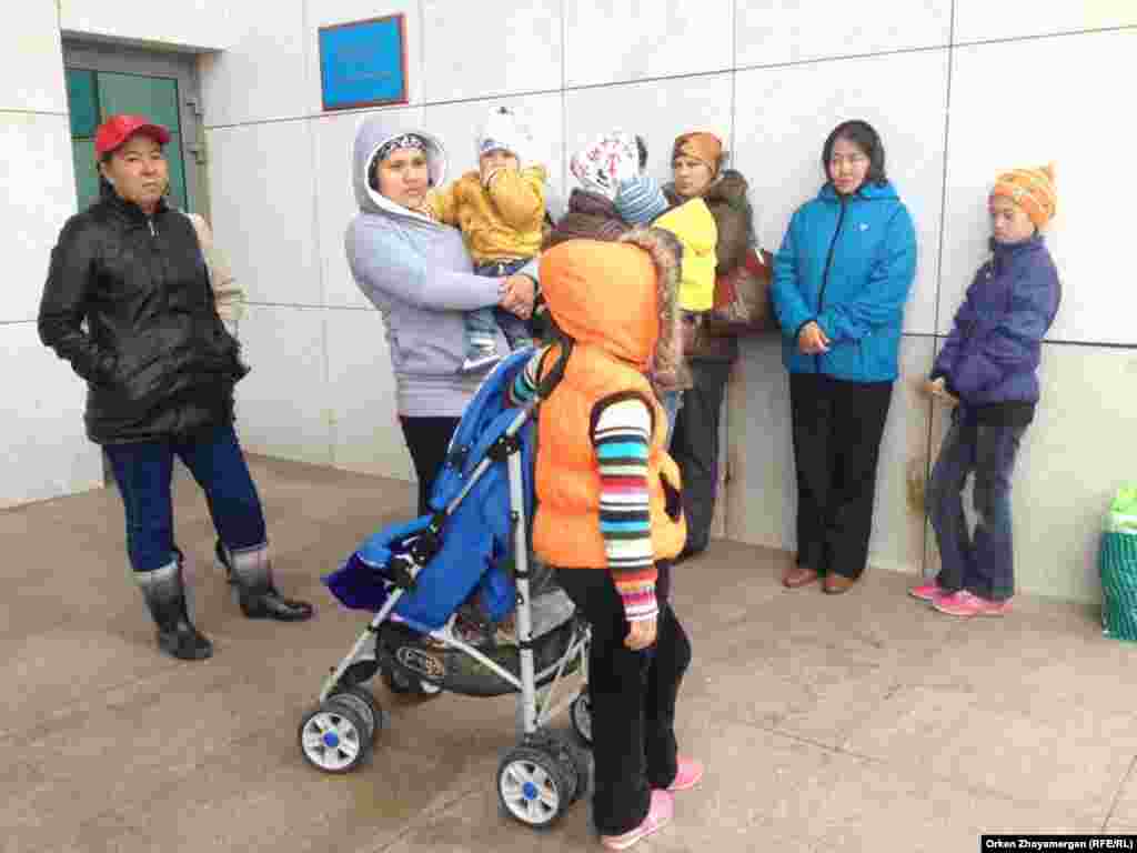 Около десятка жителей бывшего дачного массива&nbsp;в черте Астаны, не согласных с изъятием их участков &laquo;под госнужды&raquo;, пришли сегодня к зданию правительства, требуя встречи с руководителем администрации президента Казахстана Нурланом Нигматулиным. Они недовольны низкими, по их мнению, суммами компенсации за снос жилья. Они также высказали возмущение по поводу вынесенных по их делам решений судов и выводов прокуратуры.