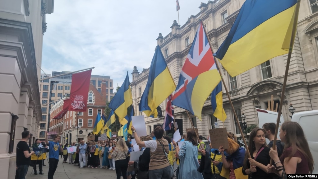 Những người biểu tình biểu tình bên ngoài Nhà hát Opera Hoàng gia ở London vào ngày 7 tháng 9.