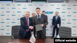 Альберт Шигабутдинов (слева), группа ТАИФ и Дмитрий Конов, СИБУР Холдинг, после подписания соглашения, Москва, 23 апреля 2021 г.