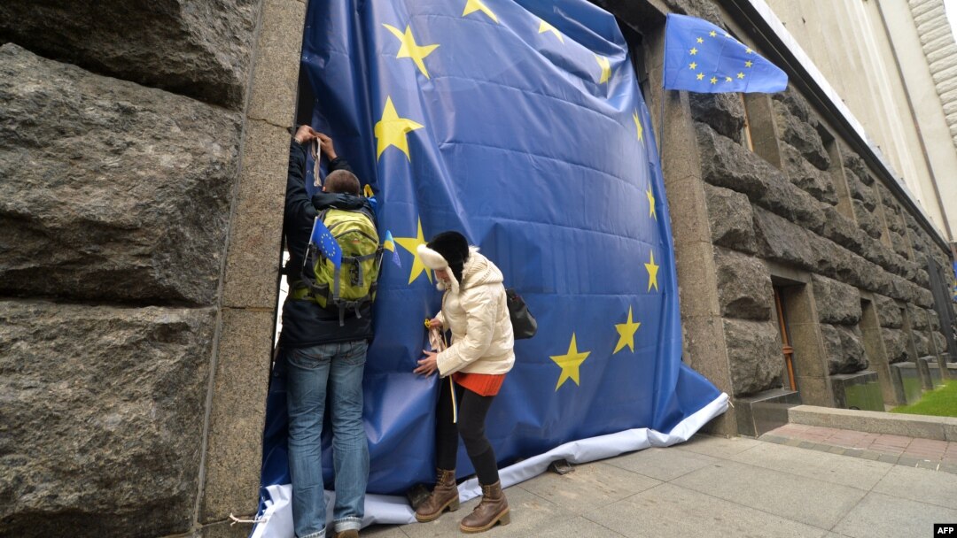 В Тбилиси считают: кому достанется победа в Украине, будет иметь важное значение и для Грузии. Если Россия преодолеет сопротивление Украины, а вместе с ней и Евросоюза, то для Грузии дальнейшая евроинтеграция станет трудноразрешимой задачей