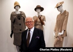 Pierre Cardin az ötvenes években hódító saját kreációja előtt a párizsi múzeumában, 2014. november 12.