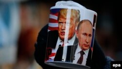  Donald Trump-la Vladimir Putinin fotosu olan süvener, 20 yanvar 2017