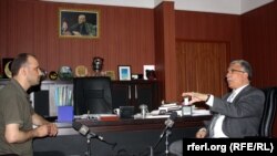 نجیب الله اوژن وزیر فواید عامهء افغانستان در جریان مصاحبه با سید فتح محمد بها خبرنگار رادیو آزادی در کابل.
