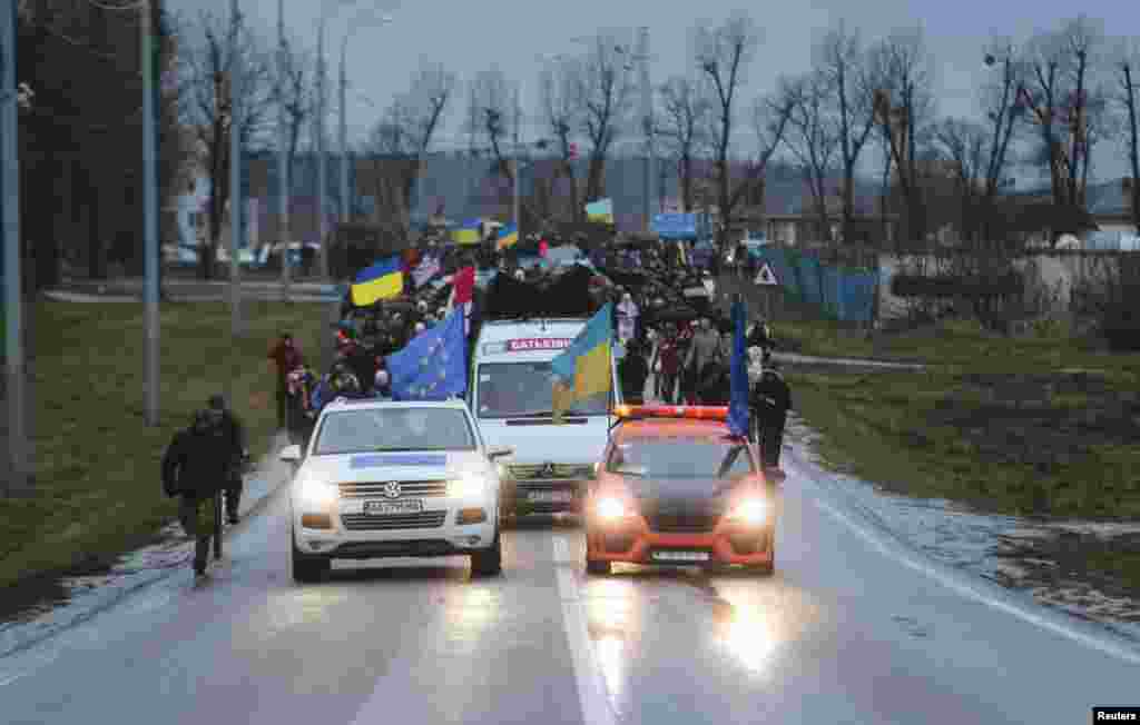 Protestatari pro-europeni ucrainieni la o demonstrație în apropierea reședinței președintelui Ucrainei, la Kiev (12 ianuarie 2014).