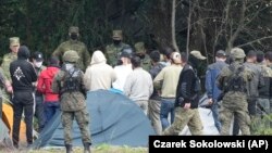 Forțele de securitate poloneze blochează migranții la granița cu Belarus în Usnarz Gorny, 1 septembrie 2021.