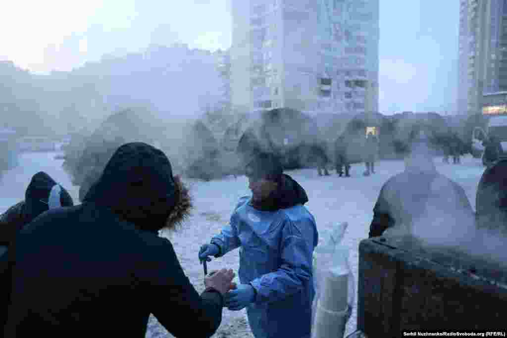 Киянам роздають гарячі напої