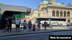 Активисты на пикете в Вене