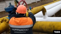 Робітник перевіряє газорозподільну систему у Донецьку. Березень 2015 року