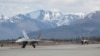 Истребители F-22 Raptor на взлётно-посадочной полосе базы Элмендорф–Ричардсон, где в пятницу Дональд Трамп встретится с Владимиром Путиным, 2017 год