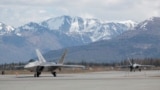 Истребители F-22 Raptor на взлётно-посадочной полосе базы Эльмендорф–Ричардсон, где в пятницу Дональд Трамп встретится с Владимиром Путиным, 2017 год