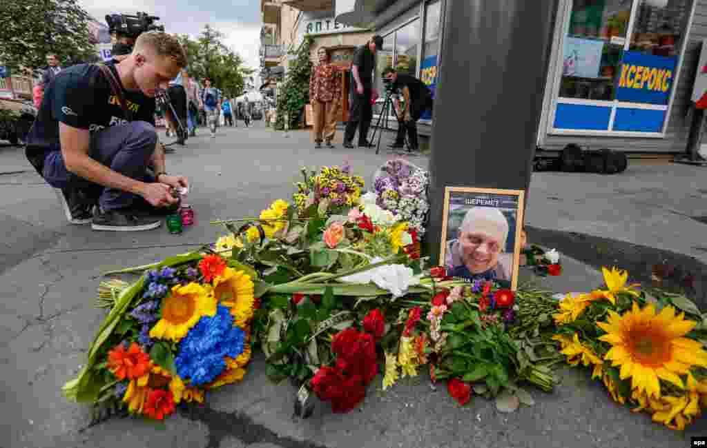 Кияни приносять квіти до місця загибелі журналіста Павла Шеремета, Київ, 20 липня 2016 року ДИВИТИСЬ ФОТОГАЛЕРЕЮ