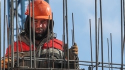 Строитель на объекте в Москве