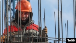 Строитель на объекте в Москве