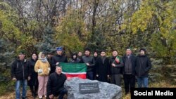 Бер төркем татар кешеләре Хәтер көнендә истәлек ташы янында 