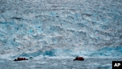 Turisti u čamcima prolaze pored glečera najdužeg i najdubljeg fjorda na svijetu Scoresby Sunda na Greenlandu, 7. septembra 2023.