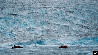 Dy grupe turistësh duke shikuar akullnajën në Scoresby Sund, në Grenlandë (Fotografi nga arkivi).