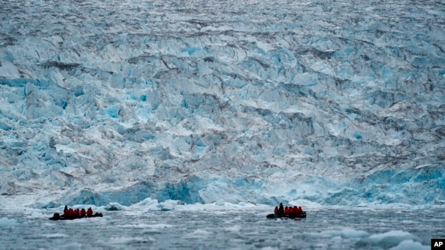 Dy grupe turistësh duke shikuar akullnajën në Scoresby Sund, në Grenlandë (Fotografi nga arkivi).