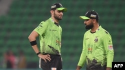 د لاهور قلندرز لوبډلې کپتان شاهین اپرېدی او فخر زمان د کراچۍ کېنګز پر وړاندې د سیالۍ پر مهال له یو بل سره خبرې کوي - د مارچ ۲۹مې انځور.