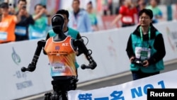 Робат бяжыць на мінулагоднім паўмаратоне ў Пэкіне, 19 красавіка 2025 году