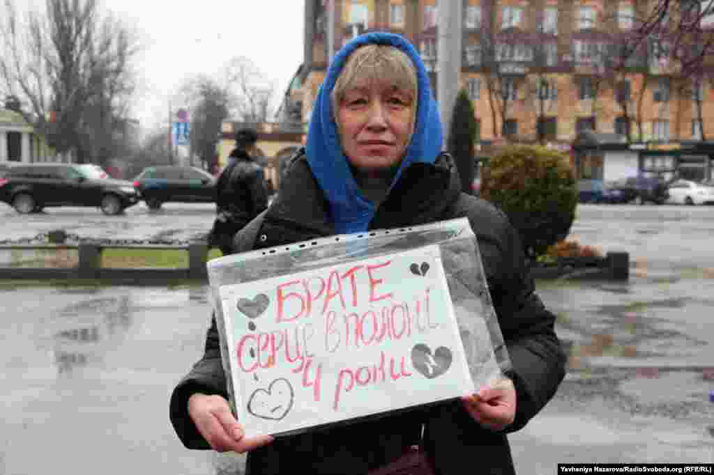 Жінка, яка 4 роки чекає повернення з полону свого брата, на акції в Запоріжжі, 14 лютого 2026 року