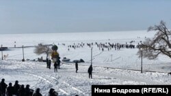 Часть протестующих вытеснили на лед залива