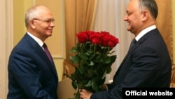 Ambasadorul Rusiei la Chișinău, Farit Muhametșin, felicitîndu-l pe Igor Dodon la 27 decembrie 2016