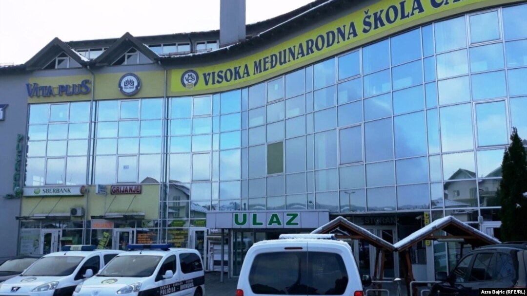 Policija ispred Visoke međunarodne škole Cazin