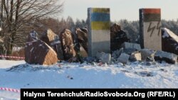 Знищений пам'ятник вбитим полякам у лютому 1944 року у тодішньому селі Гута Пеняцька, Бродівський район, Львівщина, 10 січня 2017 року