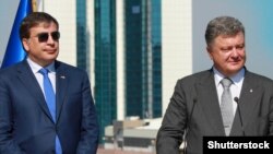 Михаил Саакашвили (слева) и Петр Порошенко на церемонии принятия присяги сотрудниками патрульной полиции в Одессе, 25 августа 2015 г.