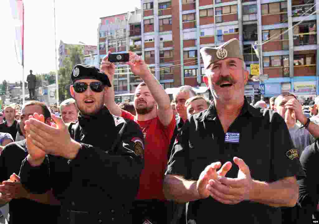 Etnici sârbi la Mitrovica, protestând împotriva alegerilor locale organizate de administraţia kosovară.