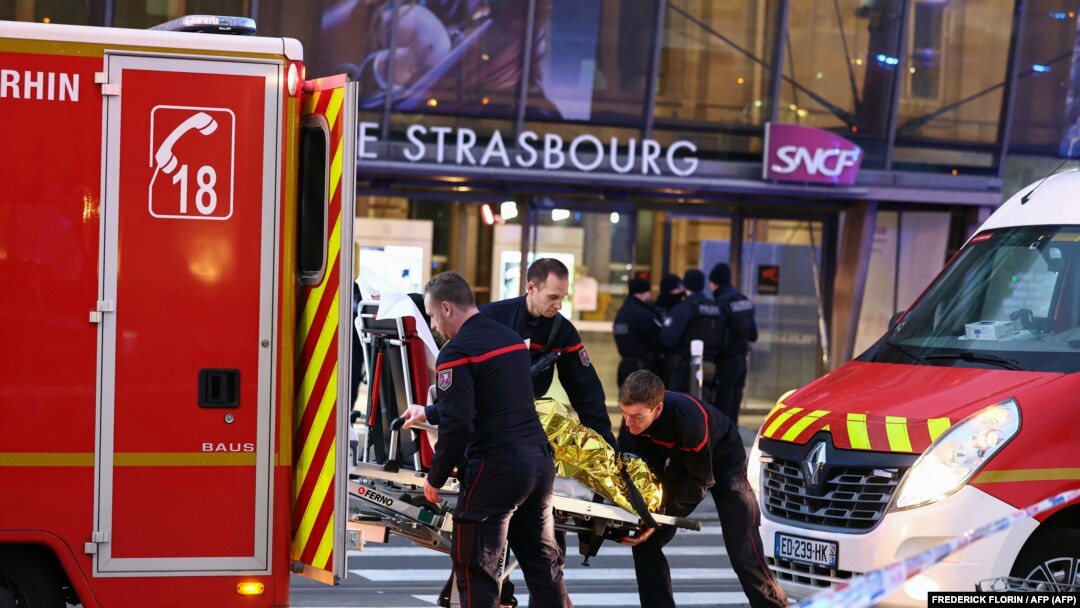 Pompierii transportă o persoană rănită pe o targă în fața gării din Strasbourg în urma coliziunii a două tramvaie, în Strasbourg, estul Franței, pe 11 ianuarie 2025.