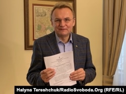 Андрій Садовий показує рішення ТВК про сесію 3 грудня