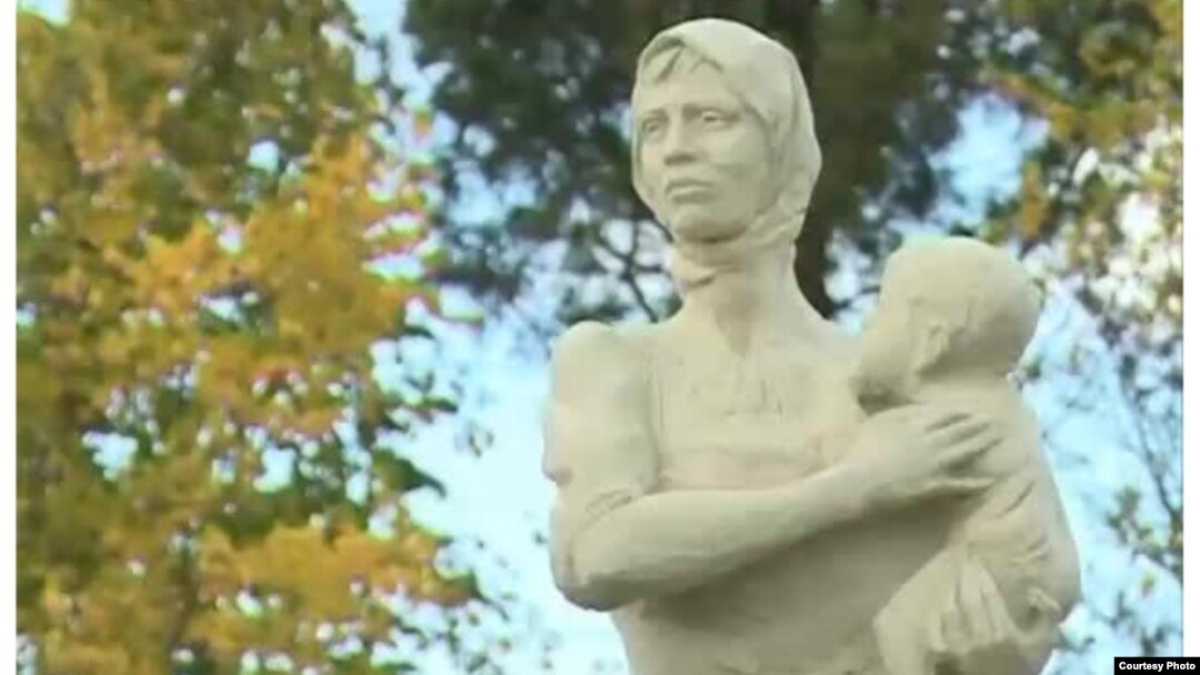 "Нюра" – памятник жене "врага народа", установленный в деревне Засосье Ленинградской области. Скульптор – Александр Спиридонов 