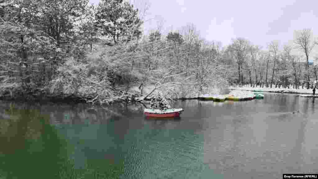 Плавающая новогодняя елка на лодке в парке им. Гагарина