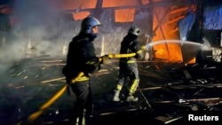 Ukrain ýangyn söndürijileri rus raketasynyň Uman şäherine ýetiren weýrançylykly netijeleri bilen göreşýärler.