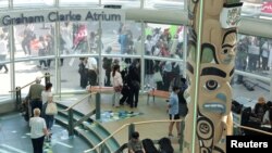Putnici na aerodromu Vancouver u Richmondu posmatraju radnike Air Canade kako nastavljaju protest, Britanska Kolumbija, Kanada, 17. avgusta 2025.