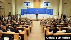 Встречу открыл президент Георгий Маргвелашвили. По его словам, Грузия занимает выгодное положение на перекрестке транзитных путей, она должна в полной мере воспользоваться этими возможностями