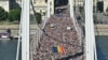 „Még sohasem voltam tüntetésen, de most muszáj itt lenni” – hatalmas tömeg vonult fel a Budapest Pride-on