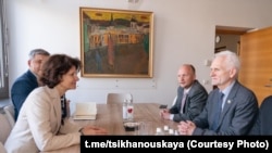 Аўдра Плепіце ў час перамоў зь Дзянісам Кучынскім, Алесем Бяляцкім і Анатолем Лябедзькам