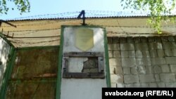 Уваход на тэрыторыю касьцельнага цьвінтара з калючым дротам і ахоўнай шыльдай