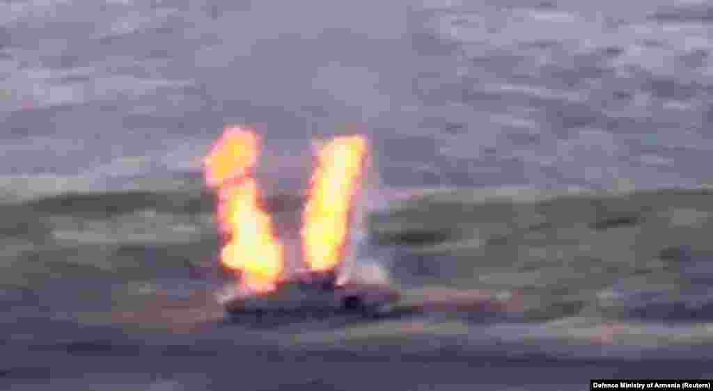 На кадре из видеоролика, опубликованного Министерством обороны Армении, видно якобы азербайджанский бронетранспортер, уничтоженный вооруженными силами Армении