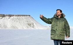 Vicepreședintele SUA, JD Vance, vizitează baza spațială Pituffik a armatei americane din Groenlanda, în martie 2025.