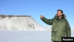 Вице-президент США Джей Ди Вэнс осматривает аэрокосмическую базу ВС США Питуффик в Гренландии, 28 марта 2025 года