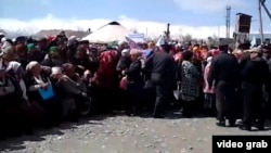 Акция протеста на месторождении Макмал. 11 апреля 2018 года. Скриншот из видео.