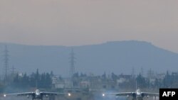Российские бомбардировщики СУ-24 взлетают с авиабазы Хмеймим.