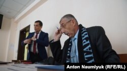 Сулейман Кадыров (п) и его адвокат Эмиль Курбединов (л) на суде в Феодосии, 28 февраля 2018 год 