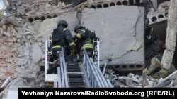 Рятувальники на місці російського удару в Запоріжжі, 19 липня 2026 року