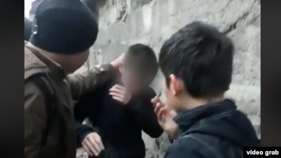 Көшеде ақша үшін жеген